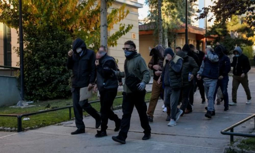 Παράνομες ελληνοποιήσεις: Στη φυλακή έξι από τους είκοσι κατηγορούμενους